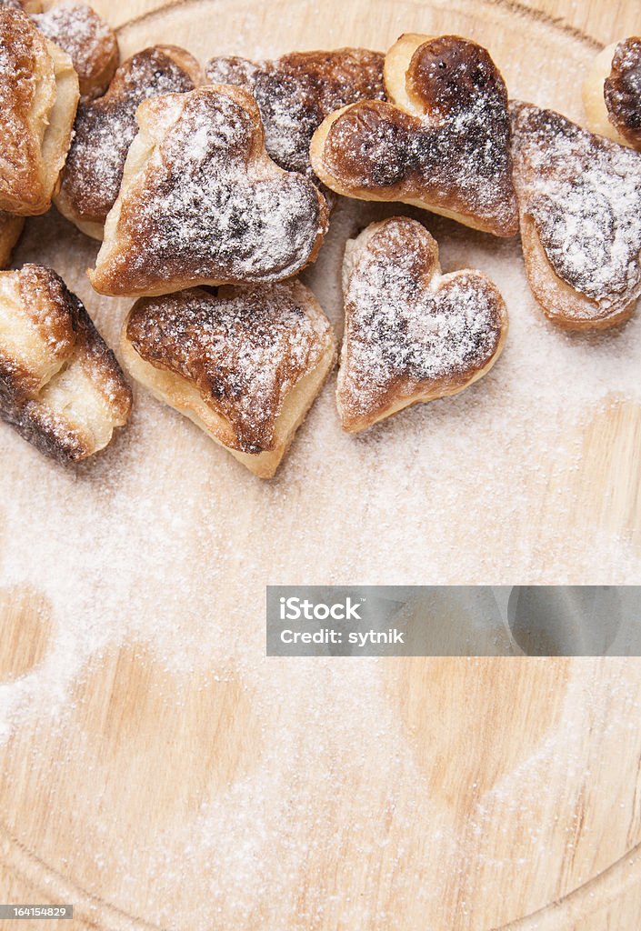 Padaria corações de split doce com açúcar em pó na madeira - Foto de stock de Alimentação Não-saudável royalty-free