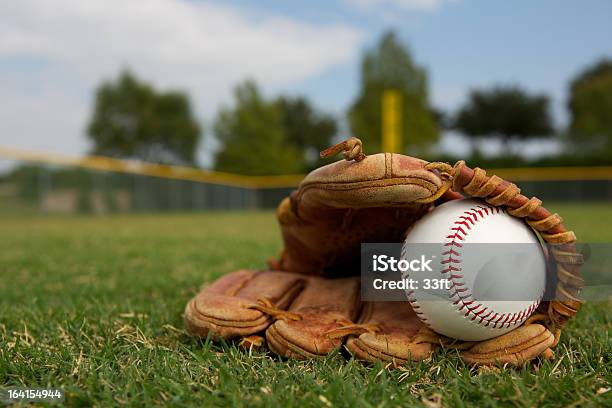 Photo libre de droit de Dans Un Gant De Baseball banque d'images et plus d'images libres de droit de Balle de baseball - Balle de baseball, Baseball, Gant de baseball