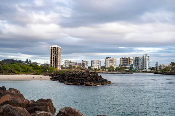istock Tweed heads over the river 1641554379