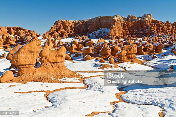 ゴブリンバレー雪な小川 - ロックフードゥーのストックフォトや画像を多数ご用意 - ロックフードゥー, 雪, アメリカ合衆国