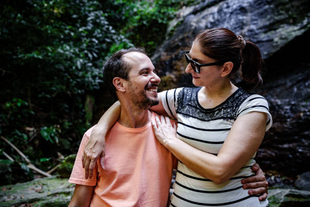 istock Couple exploring the outdoors 1641570117