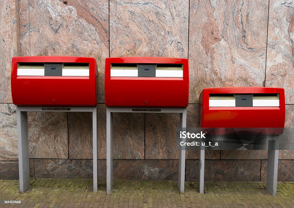 Tres rojo de buzones públicos con dos ranuras, los Países Bajos - Foto de stock de Países Bajos libre de derechos