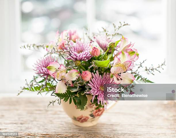 Arranjo De Flores - Fotografias de stock e mais imagens de Jarra - Recipiente - Jarra - Recipiente, Rosa - Flor, Arranjar