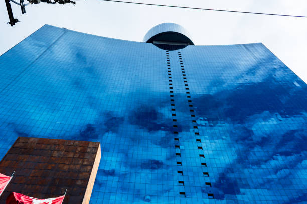 Front view of the World Trade Center building in Mexico City.