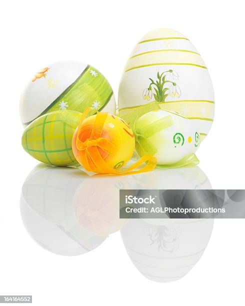 Bela Ovos De Páscoa Com Reflexos - Fotografias de stock e mais imagens de Amarelo - Amarelo, Branco, Coleção