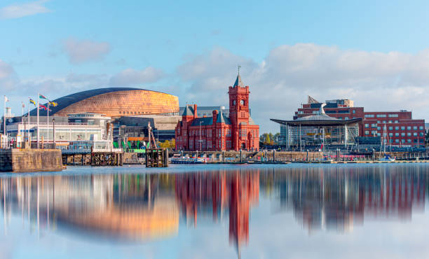 카디프 베이의 탁 트인 전망 - 카디프, 웨일즈 - cardiff wales bay uk 뉴스 사진 이미지