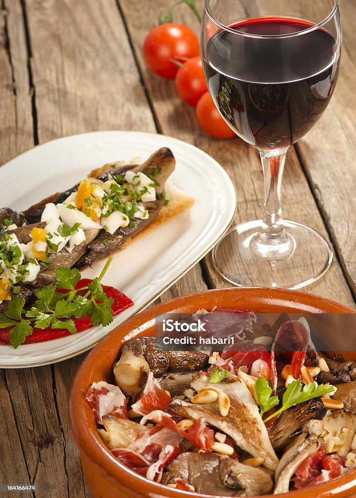 Dos tapas con champiñones de ostras - Foto de stock de Comida del mediodía libre de derechos