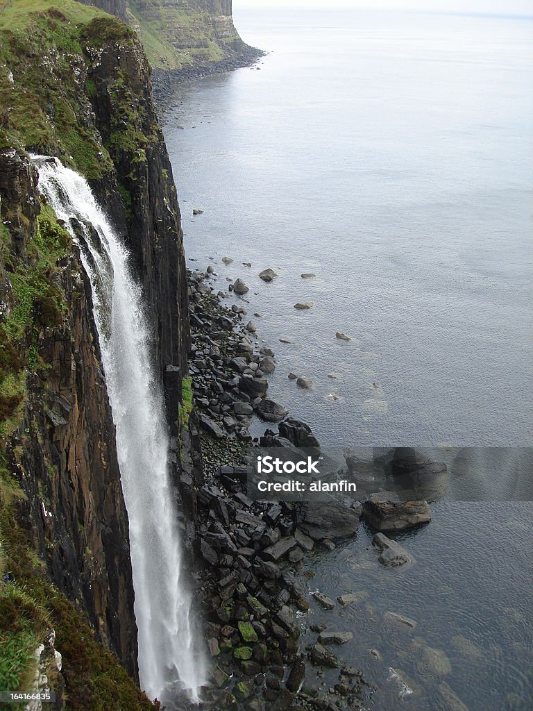 Falda escocesa cascada de piedra - Foto de stock de Acantilado libre de derechos