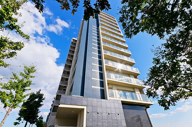 edificio de apartamento - skyscraper fotografías e imágenes de stock