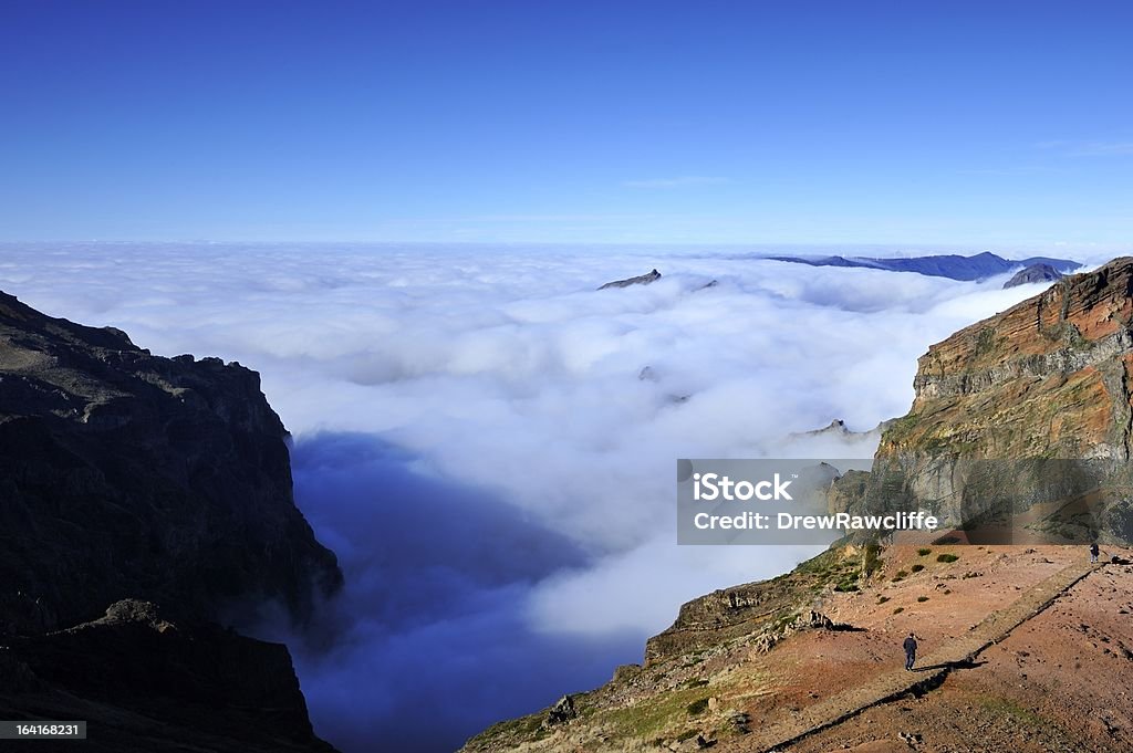 Por encima de las nubes - Foto de stock de Acera libre de derechos