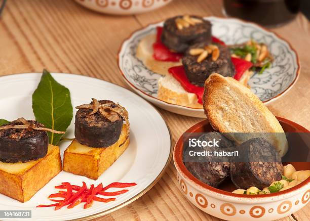 Mix Di Tapas Con Morcilla - Fotografie stock e altre immagini di Antipasto - Antipasto, Bar, Buffet