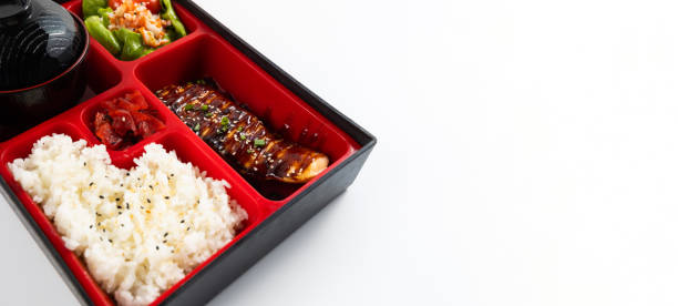 набор бенто японской кухни с лососем на гриле в рисовом салате и главном блюде. японская еда, изолированная на белом фоне - main course salmon meal course стоковые фото и изображения