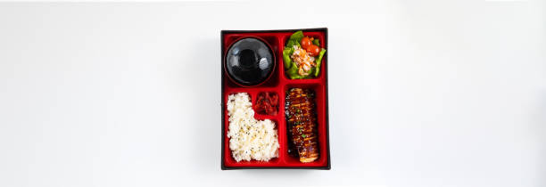 набор бенто японской кухни с лососем на гриле в рисовом салате и главном блюде. японская еда, изолированная на белом фоне - main course salmon meal course стоковые фото и изображения