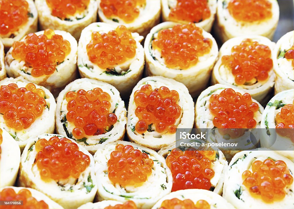 Rotoli di uova di salmone - Foto stock royalty-free di Antipasto