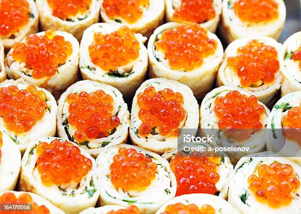 Rotoli Di Uova Di Salmone - Fotografie stock e altre immagini di Antipasto - Antipasto, Buffet, Cibo