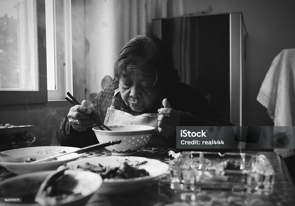 Mia nonna a pranzo - Foto stock royalty-free di Bianco e nero