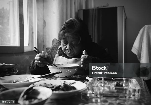 祖母の昼食 - モノクロのストックフォトや画像を多数ご用意 - モノクロ, アジアおよびインド民族, ポートレート