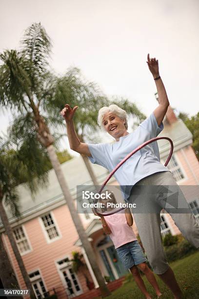 Großmutter Spielen Mit Enkelin Stockfoto und mehr Bilder von Gymnastikreifen - Gymnastikreifen, Erwachsener über 40, Frauen