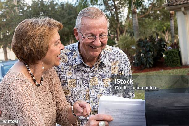 Photo libre de droit de Bonne Nouvelle banque d'images et plus d'images libres de droit de Service postal - Service postal, Couple senior, Troisième âge