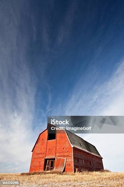 Red Stodoła - zdjęcia stockowe i więcej obrazów Alberta - Alberta, Krajobraz z chmurami, Rolnictwo
