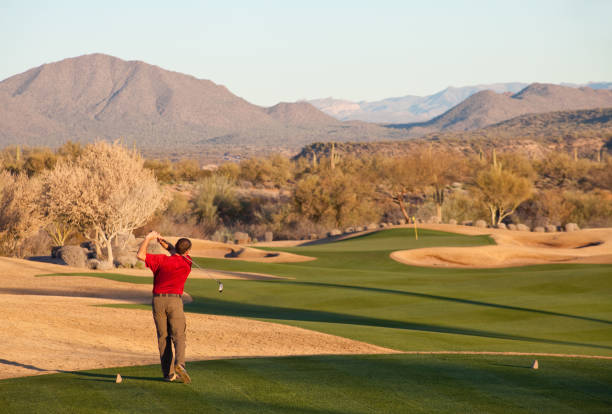 golfista condução fora do tee em phoenix - tee box imagens e fotografias de stock