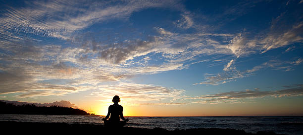 silueta de mujer haciendo yoga - pacific ocean tourist resort day reflection fotografías e imágenes de stock