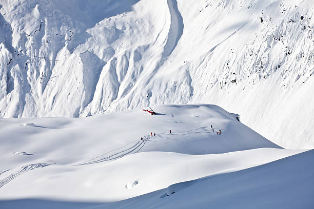 poudre pistes de ski sur glacier - skiing powder snow canada winter photos et images de collection