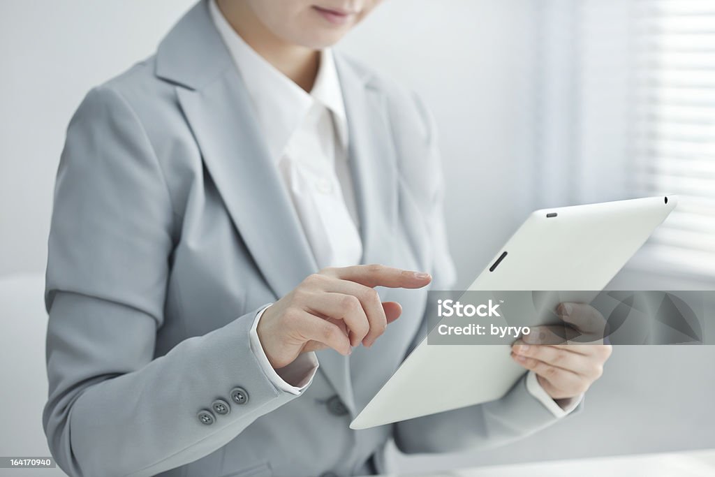La donna d'affari che tiene un tablet PC - Foto stock royalty-free di Adulto
