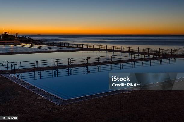 Piscina Con Riflessione Al Tramonto - Fotografie stock e altre immagini di Sea Point - Sea Point, Piscina, Litorale - Distretto