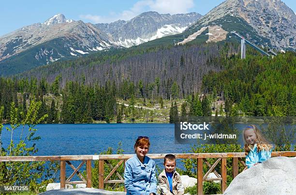 Photo libre de droit de Strbske Pleso En Slovaquie Vue De Printemps Et Famille banque d'images et plus d'images libres de droit de Famille