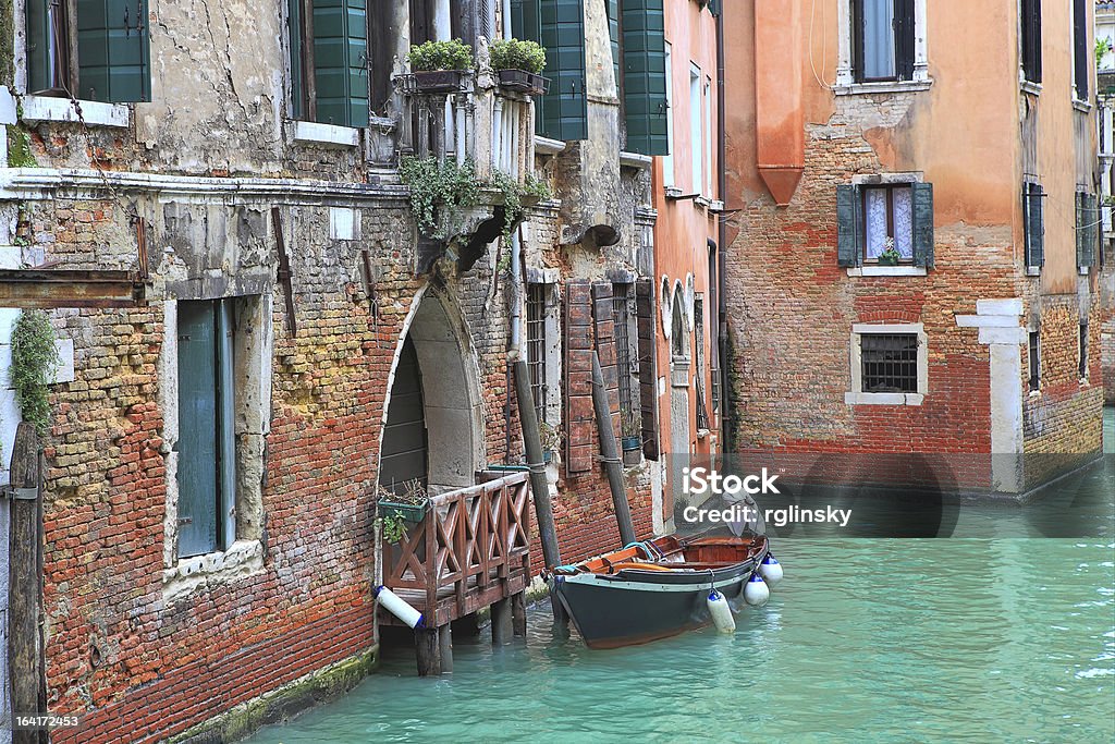 Bateau et vieille brique house à Venise, en Italie. - Photo de Architecture libre de droits