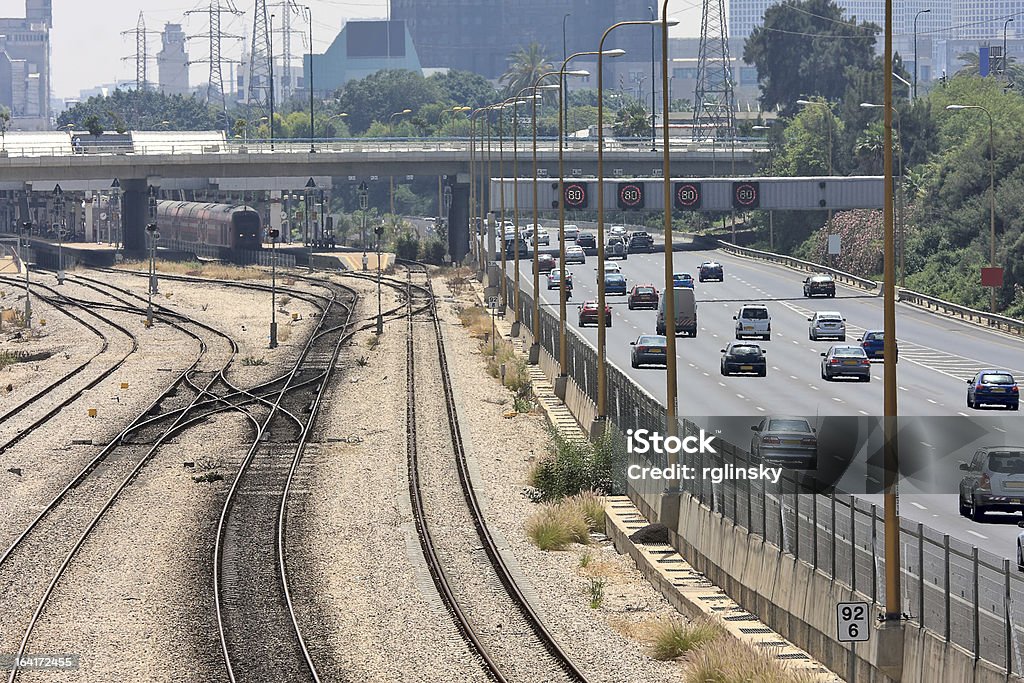 Caminhos-de-ferro e auto-estrada em Tel Aviv, Israel. - Royalty-free Ao Ar Livre Foto de stock