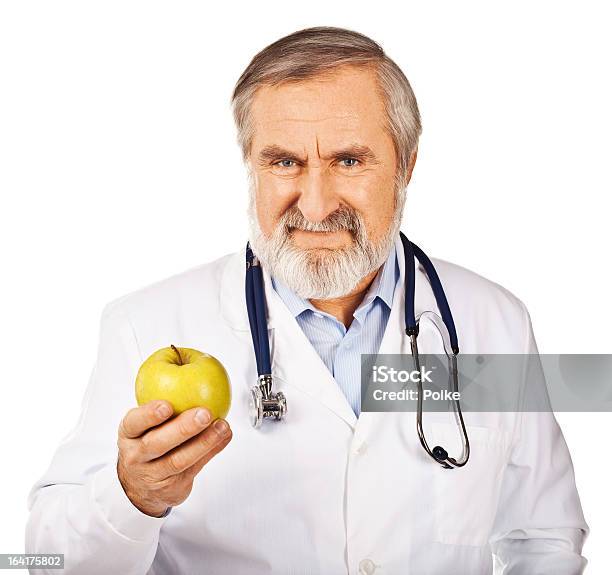 Sénior Masculino Médico Segurando O Apple - Fotografias de stock e mais imagens de 60-64 anos - 60-64 anos, 60-69 Anos, Adulto