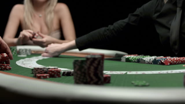 HD DOLLY: Spreading Cards On A Poker Table