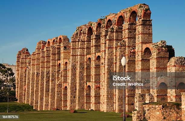 Seitenansicht Von Merida Aqueduct Stockfoto und mehr Bilder von Aquädukt - Aquädukt, Aquädukt Los Milagros, Balkengerüst