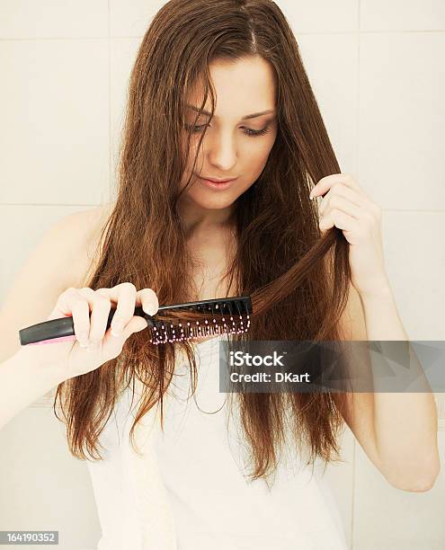 Pettinare I Capelli - Fotografie stock e altre immagini di Donne - Donne, Capelli, Solo una donna