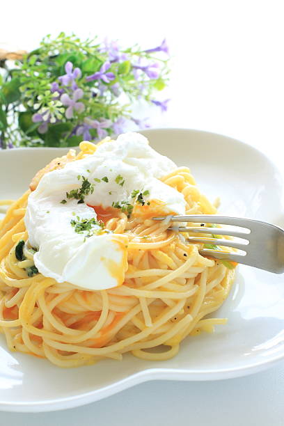 イタリア料理、ポーチドエッグのカルボナーラのパスタ - poached egg ストックフォトと画像
