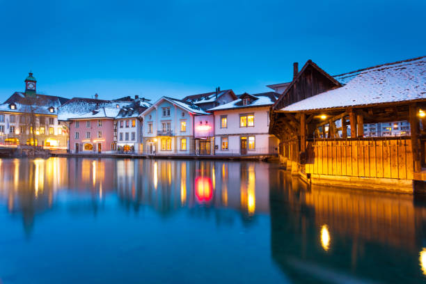 静かな夜のスイス - lake thun switzerland night lake ストックフォトと画像