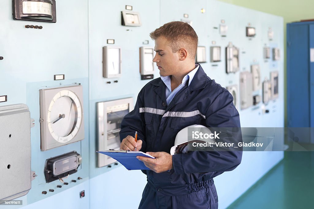 Retrato de jovem Engenheiro na sala de controle - Foto de stock de Adulto royalty-free