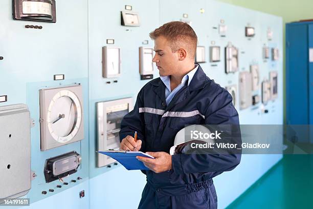 Foto de Retrato De Jovem Engenheiro Na Sala De Controle e mais fotos de stock de Adulto - Adulto, Cabelo Louro, Ciência