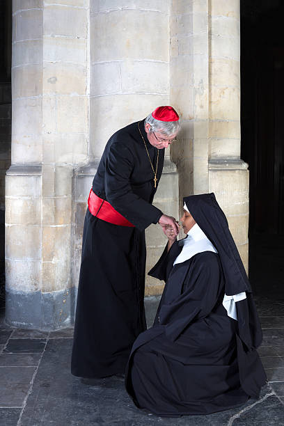 монахиня целовать кольцо cardinal - nun ring kneeling cardinal стоковые фото и изображения