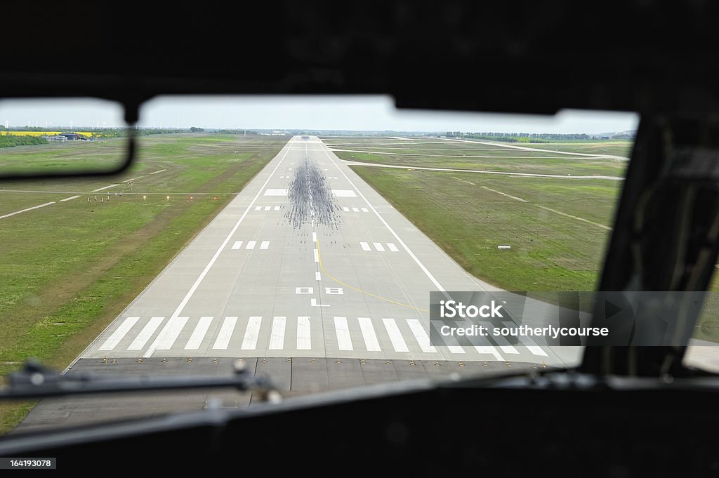 Cabine de Piloto de avião Vista de Avião a pousar - Royalty-free Pista de Aterragem Foto de stock