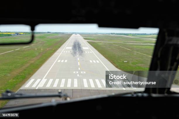 Cabine De Piloto De Avião Vista De Avião A Pousar - Fotografias de stock e mais imagens de Pista de Aterragem - Pista de Aterragem, Cabine de Piloto de Avião, Aeroporto