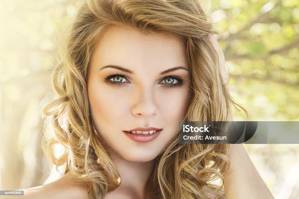 Ragazza Ritratto all'aperto - Foto stock royalty-free di Adulto