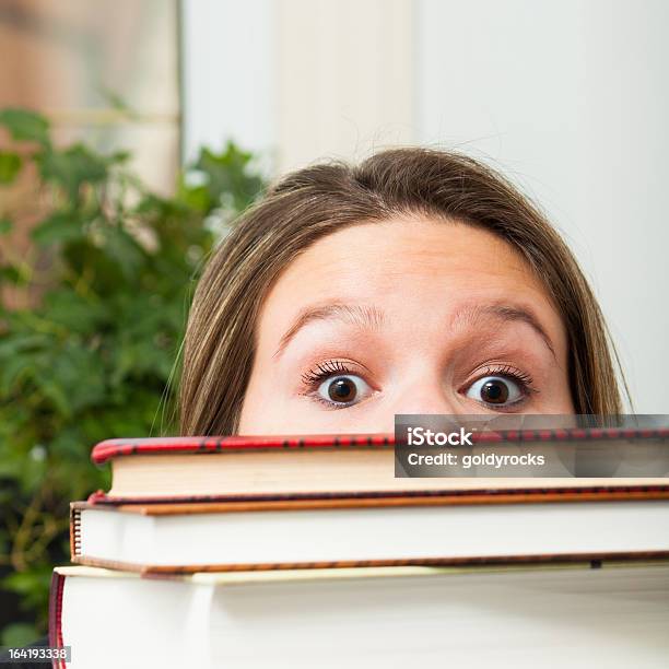 Student Hinter Bücher Stockfoto und mehr Bilder von Buch - Buch, Humor, Stress