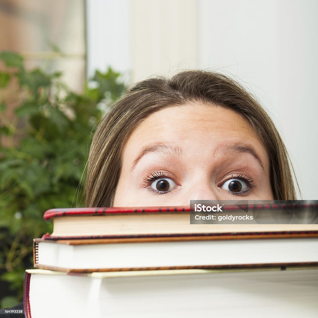 Estudante atrás de livros - Foto de stock de Aluno de Universidade royalty-free