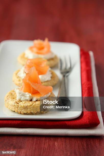 Canapes Com Aveia Farelo Cookies Salmão Fumado E Queijo Creme - Fotografias de stock e mais imagens de Almoço