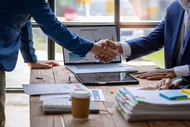 Business handshake for teamwork of business merger and acquisition,successful negotiate,hand shake, businessman shake hand with partner to celebration partnership and business deal concept apretón de manos de negocios para el trabajo en equipo de fusión y adquisición de negocios, negociación exitosa, apretón de manos, hombre de negocios estrechar la mano con el socio para celebrar la asociación y el concepto de acuerdo comercial