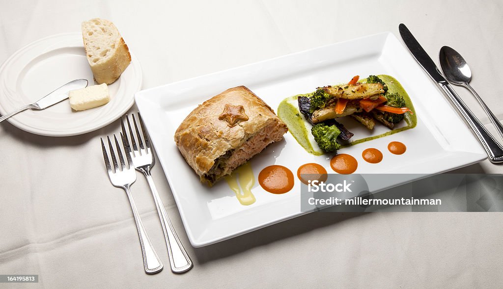 Salmón en masa de hojaldre con verduras. - Foto de stock de Pasta hojaldrada libre de derechos