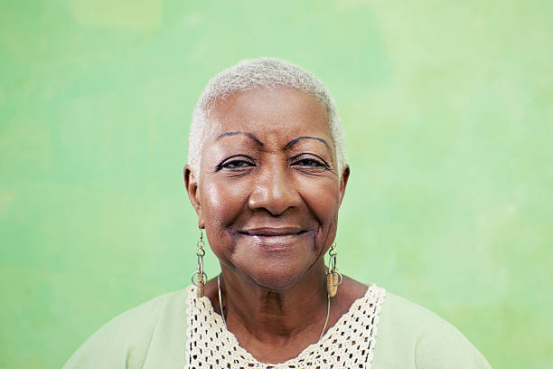 portret starszy czarna kobieta uśmiecha się do kamery - earring jewelry women smiling zdjęcia i obrazy z banku zdjęć
